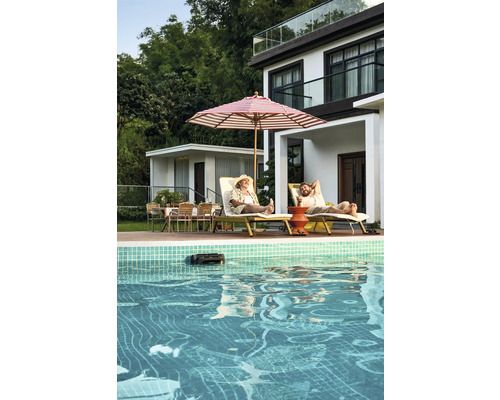 Piscine avec robot nettoyeur et personnes détendues sur des chaises longues