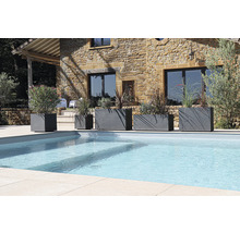 Rangée de jardinières de différentes tailles à côté d'une piscine dans un jardin.