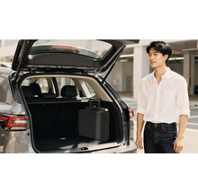 Elektrowerkzeugkoffer im Kofferraum eines Autos