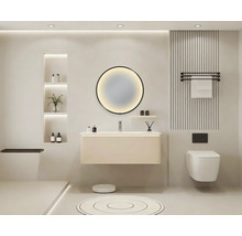 Salle de bains moderne avec lavabo, miroir, toilettes et étagères pour les accessoires de salle de bains.