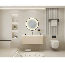 Salle de bains lumineuse avec meuble-lavabo, miroir, toilettes et étagères pour accessoires de salle de bains.