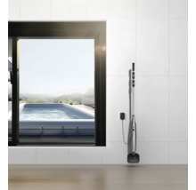 Aspirateur sans fil sur station de charge avec vue sur une piscine