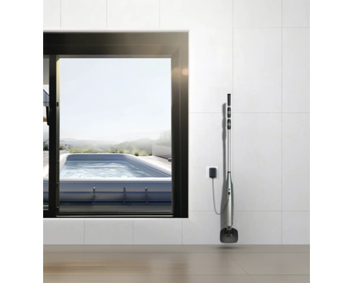 Aspirateur sans fil sur station de charge avec vue sur une piscine