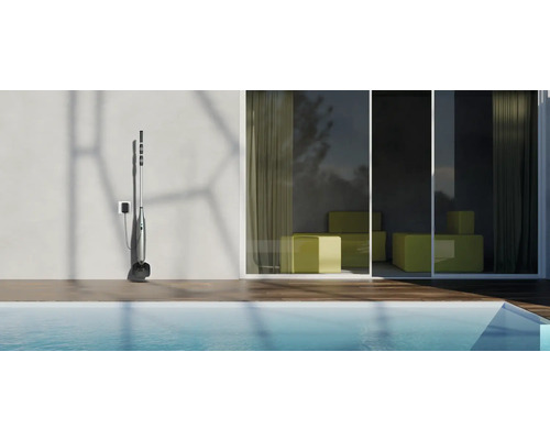 Nettoyeur de piscine à batterie sur le mur à côté de la piscine.