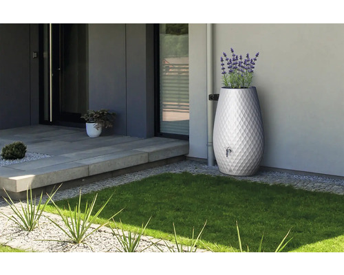 Récupérateur d'eau de pluie décoratif dans un jardin moderne, motif de surface en losanges, bac à plantes intégré avec lavande, raccordé au tuyau.
