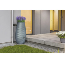 Récupérateur d'eau de pluie gris moderne avec motif en losange et bac à fleurs intégré avec lavande contre un mur de maison près d'une descente.
