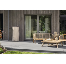 Moderner Aussenbereich mit einer Regentonne in Baumstamm-Optik, Holzterrasse und Gartenmöbeln vor einer vertikalen Holzfassade.