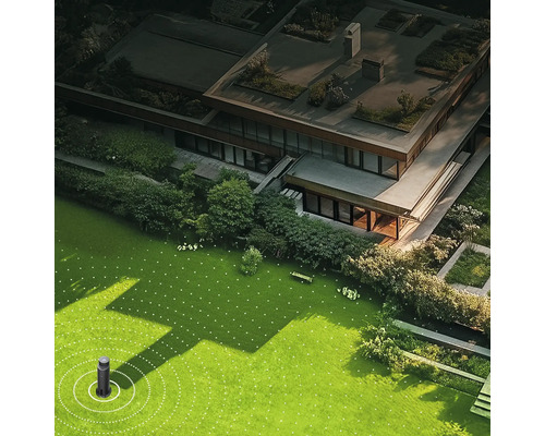 Draufsicht eines Rasensprengers im Garten eines Hauses