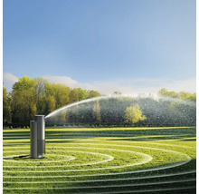 Gartensprenger bewässert Rasenfläche