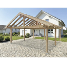 Carport en bois sur une surface pavée devant une maison.