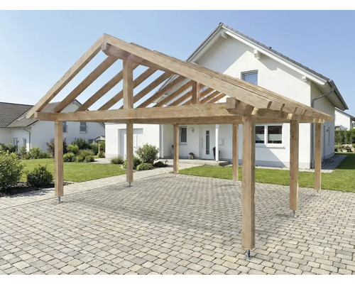 Carport en bois sur une surface pavée devant une maison.