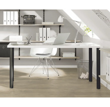 Arbeitszimmer mit Schreibtisch, Stuhl, Regalen und Büromaterial