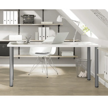 Arbeitszimmer mit weissem Schreibtisch, Bürostuhl, Regalsystem und Schreibtischlampe