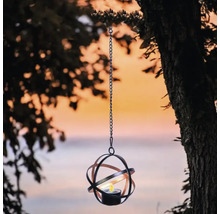 Dekorative Metalllaterne mit Kette hängt an einem Baum