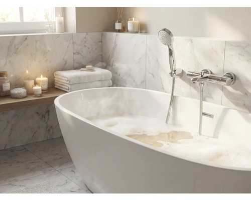 Salle de bains avec baignoire îlot, douchette et carrelage en marbre