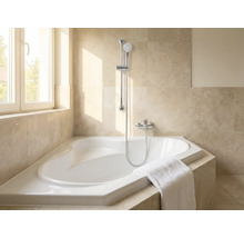 Salle de bain avec baignoire d'angle, pomme de douche et serviette