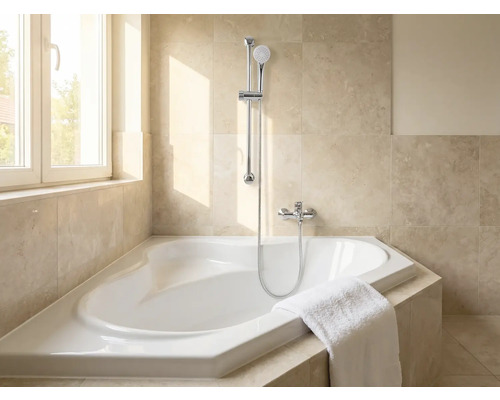 Salle de bain avec baignoire d'angle, pomme de douche et serviette