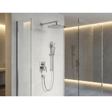 Douche avec douche de tête, douchette à main, robinetterie de douche et paroi de douche