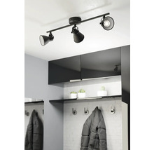 Schwarze Deckenleuchte mit drei Strahlern in einem modern eingerichteten Flur.