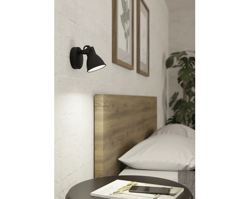 Schlafzimmer-Szene mit Wandleuchte, Bett und Nachttisch