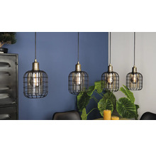 Vier Pendelleuchten mit Käfigschirmdesign hängen über einem Esstisch