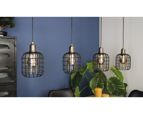 Vier Pendelleuchten mit Käfigschirmdesign hängen über einem Esstisch