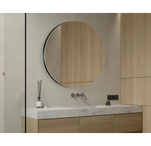Salle de bains moderne avec miroir rond, lavabo et armoires en bois