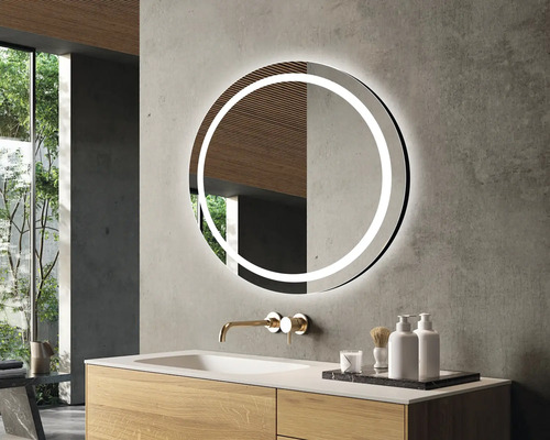 Salle de bains moderne avec miroir rond avec éclairage LED, lavabo et robinet
