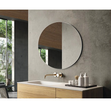 Salle de bains moderne avec miroir rond, meuble-lavabo en bois et robinetterie