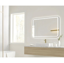 Salle de bain moderne avec miroir lumineux, lavabo et fenêtre