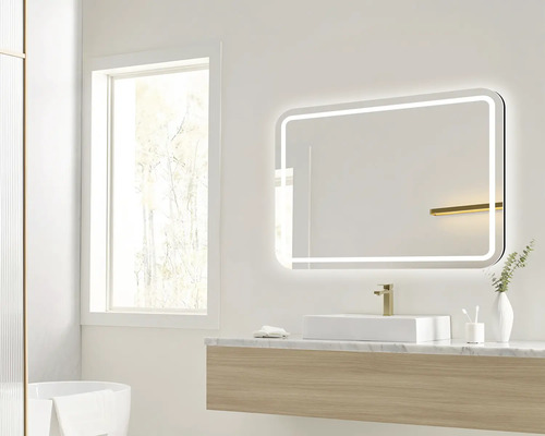 Salle de bain moderne avec miroir lumineux, lavabo et fenêtre
