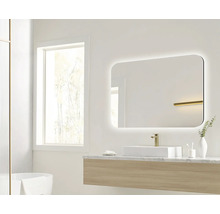 Salle de bain lumineuse avec miroir éclairé, lavabo et fenêtre.