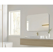 Salle de bain moderne avec miroir, lavabo et fenêtre pour une ambiance lumineuse