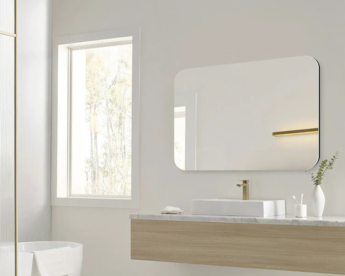 Salle de bain moderne avec miroir, lavabo et fenêtre pour une ambiance lumineuse