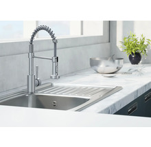 Évier de cuisine avec mitigeur et tuyau de sortie spiralé