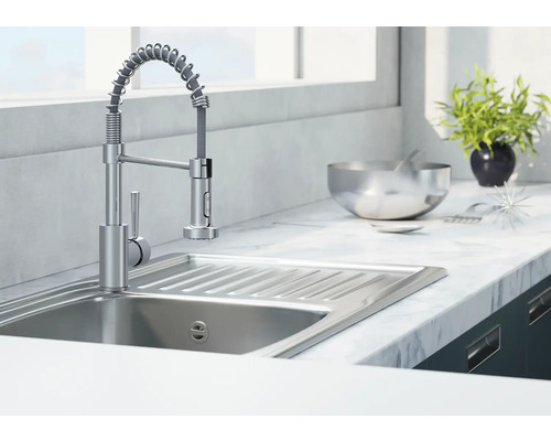 Évier de cuisine avec mitigeur et tuyau de sortie spiralé