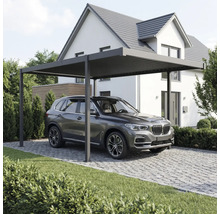 Carport mit Auto vor einem Wohnhaus.