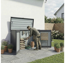 Un homme range des outils de jardin et des sacs dans un coffre de jardin.