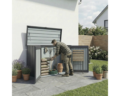 Un homme range des outils de jardin et des sacs dans un coffre de jardin.