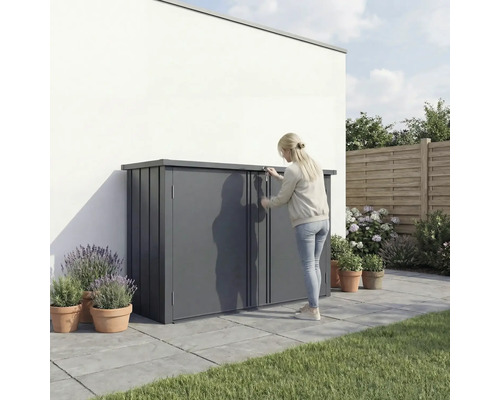 Femme ouvrant un coffre de jardin dans le jardin, pour ranger les outils et le mobilier de jardin