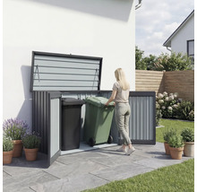Femme poussant une poubelle dans un abri à poubelles à l'extérieur