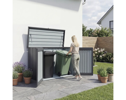 Femme poussant une poubelle dans un abri à poubelles à l'extérieur