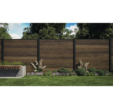 Vue de jardin avec clôture en bois, pelouse et plantations