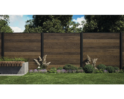 Vue de jardin avec clôture en bois, pelouse et plantations