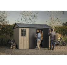 Scène de jardin avec abri de jardin, personnes, moto, bois et outils.