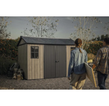 Abri de jardin avec double porte et deux fenêtres dans le jardin