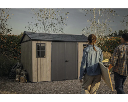 Abri de jardin avec double porte et deux fenêtres dans le jardin