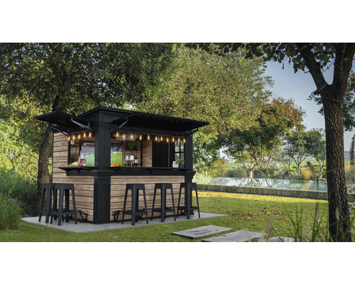 Bar extérieur avec revêtement en bois, accents noirs, tabourets de bar et éclairage dans le jardin.