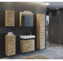 Ensemble de salle de bain moderne décor chêne avec meuble sous-vasque, armoire de toilette et meubles de rangement.