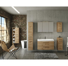 Salle de bains industrielle avec meubles aspect chêne, meuble sous-lavabo avec vasque blanche, armoire de toilette et armoires de rangement.